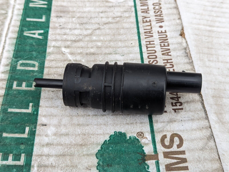 BMW 3 SERIES F30 11-19 WINDSCREEN WASHER PUMP 7302589 GENUINE