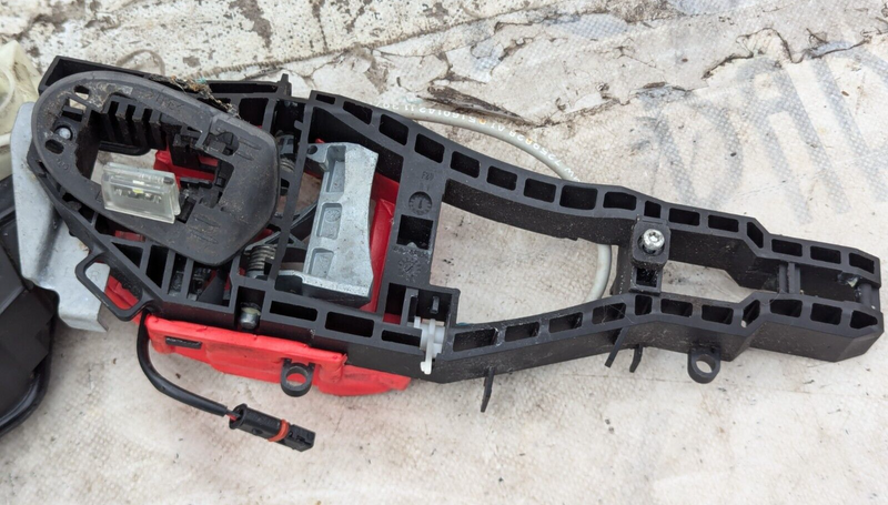 BMW 3 SERIES F30 11-19 FRON RIGHT O/S DOOR HANDLE CARRIER W/DOOR LOCK MECHANISM