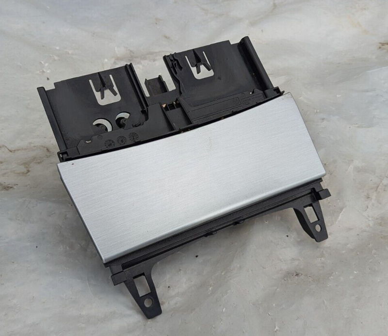 MERCEDES-BENZ C-CLASS W204 07-11 CENTER CONSOLE ASHTRAY W/SOCKET 12V A2046801350