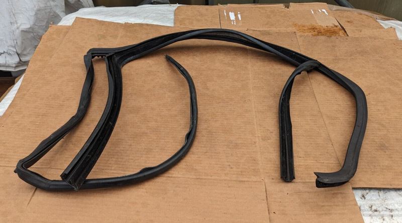 VW GOLF MK7 2012-2020 REAR DOOR LEFT N/S WINDOW GUIDE SEAL GASKET 5G68394315AP