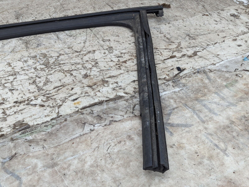 SKODA KAROQ NU7 17-21 FRONT RIGHT O/S DOOR WINDOW GUIDE SEAL 575837431M GENUINE