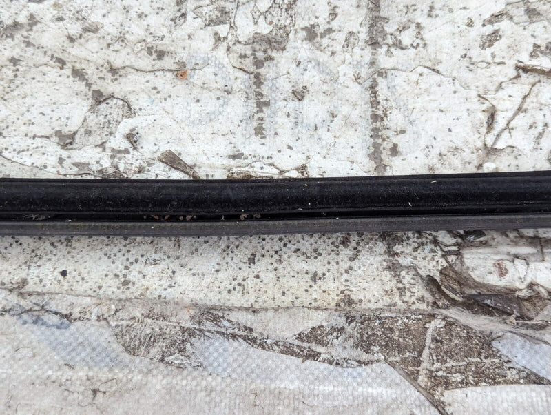 SKODA KAROQ NU7 17-21 FRONT LEFT N/S DOOR WINDOW SLIDING GUIDE 5J0837477 GENUINE