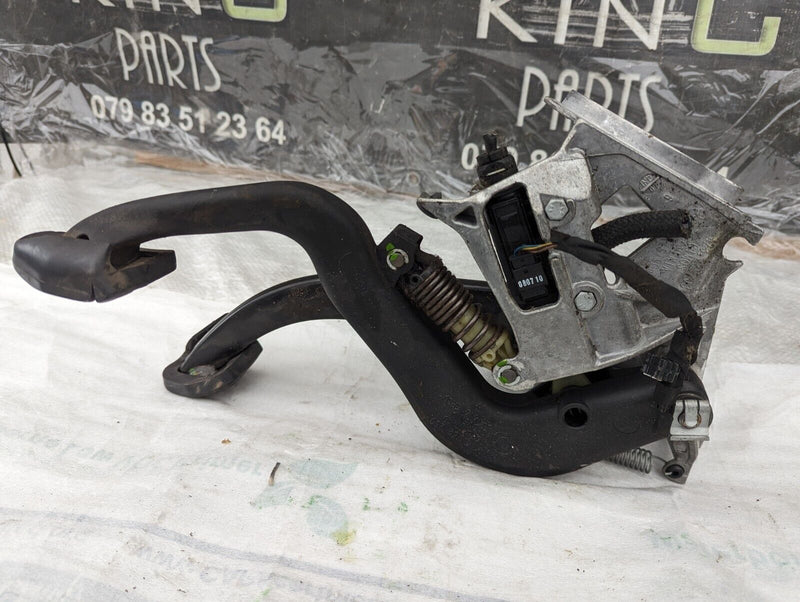 BMW X1 E84 09-15 2.0 MANUAL TRANSMISSION PEDAL BOX GENUINE 6779378