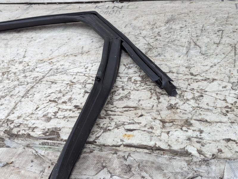 SKODA KAROQ NU7 17-21 REAR RIGHT O/S DOOR WINDOW GUIDE SEAL 575839431Q GENUINE