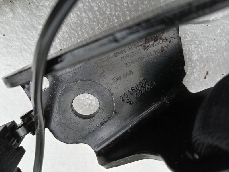 AUDI E-TRON 2018- ON REAR RIGHT TWIN SEAT BELT BUCKLE LOCK 4KE857739H GENUINE