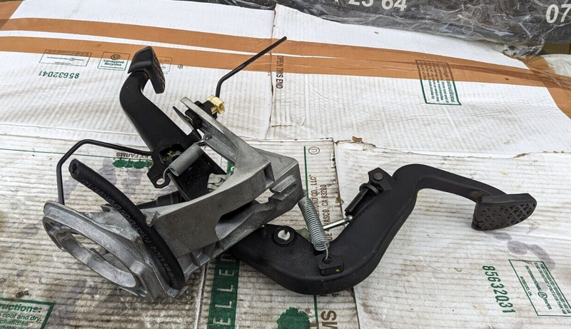 BMW 3 SERIES F30 2011-2019 CLUTCH AND BRAKE PEDAL BOX 6762250 GENUINE