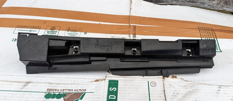 BMW 3 SERIES F30 2011-2019 RIGHT O/S SIDE SKIRTING MOUNT BRACKET 7256920 GENUINE