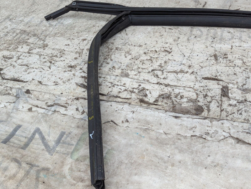 SKODA KAROQ NU7 17-21 FRONT RIGHT O/S DOOR WINDOW GUIDE SEAL 575837431M GENUINE