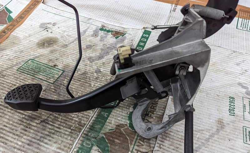 BMW 3 SERIES F30 2011-2019 CLUTCH AND BRAKE PEDAL BOX 6762250 GENUINE