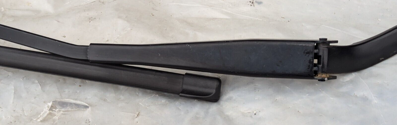 MERCEDES C-CLASS W204 07-11 FRONT RIGHT O/S WIPER ARM W/BLADE A2048201344