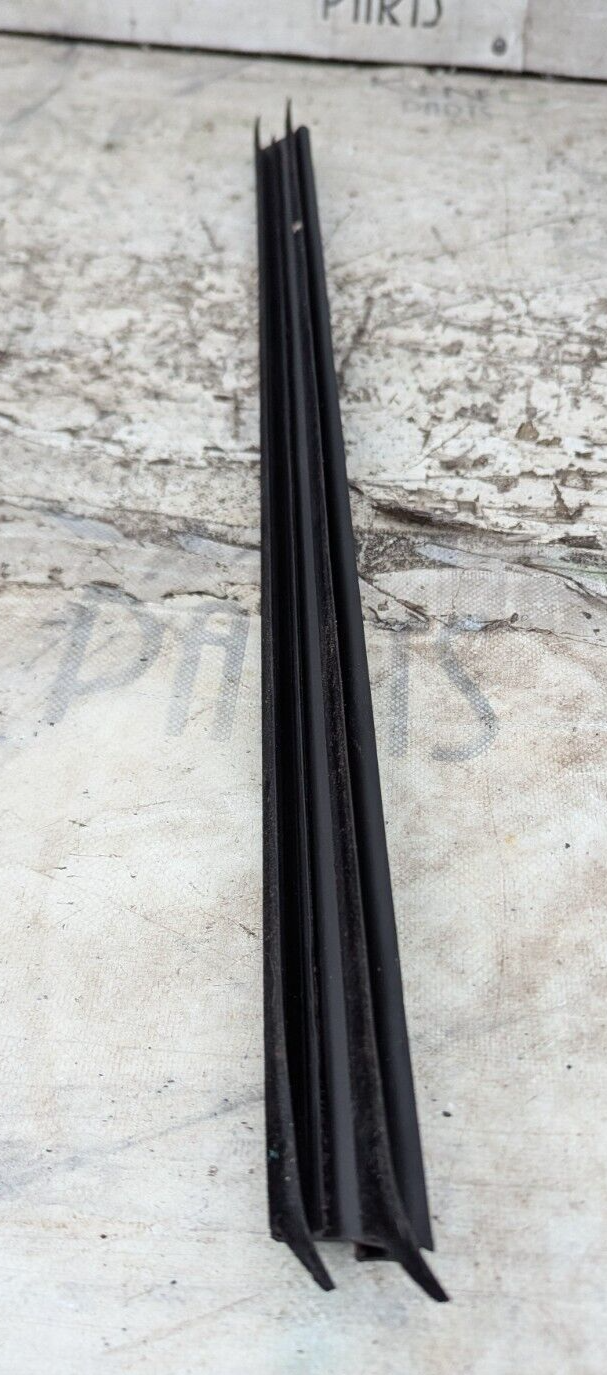BMW 3 SERIES F30 11-19 FRONT LEFT N/S INSIDE DOOR WINDOW CHANNEL SEALING STRIP