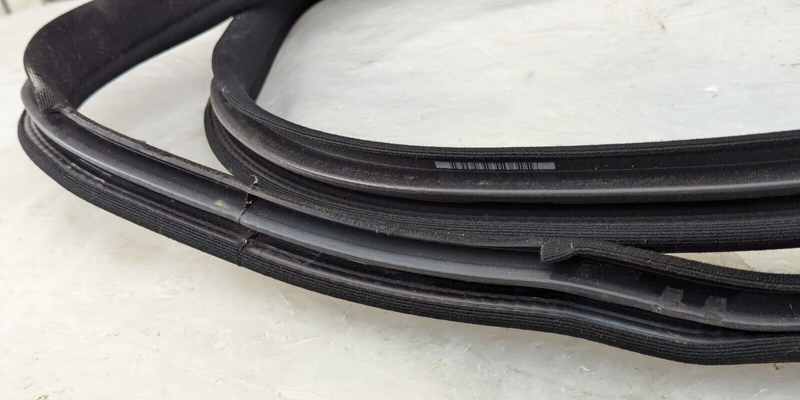 MERCEDES C-CLASS W204 07-11 REAR RIGHT O/S DOOR RUBBER GASKET SEAL A2046970151