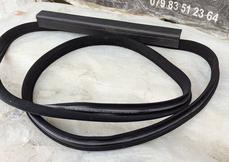 MERCEDES C-CLASS W204 07-11 FRONT RIGHT O/S DOOR RUBBER GASKET SEAL A2046971051