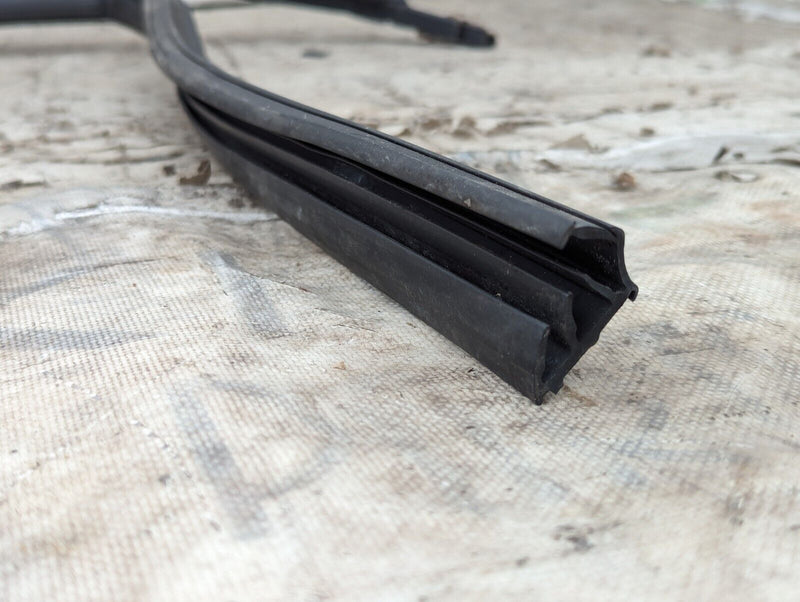 SKODA KAROQ NU7 17-21 FRONT LEFT N/S DOOR WINDOW GUIDE SEAL 575837431M GENUINE