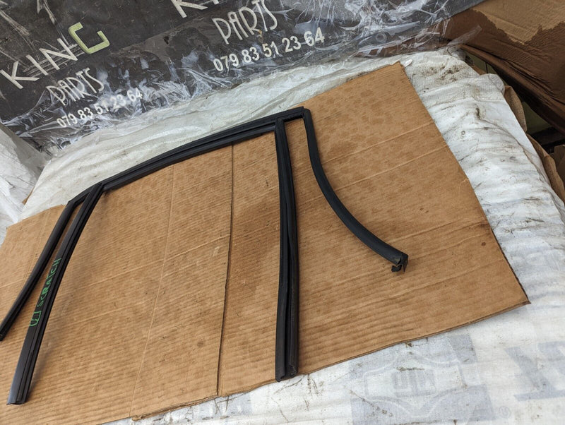 BMW X1 E84 09-15 REAR RIGHT O/S DOOR WINDOW GUIDE SEAL GASKET 2990320