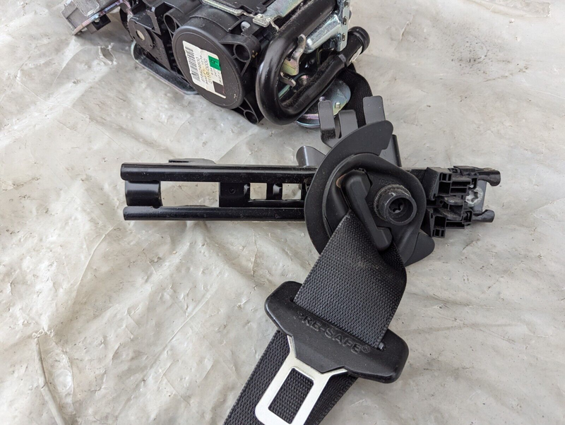 MERCEDES C-CLASS W204 07-11 FRONT DRIVER SIDE O/S SEAT BELT A2048602686 GENUINE