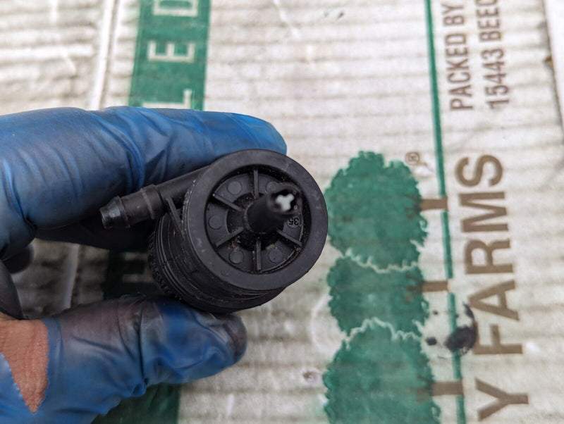 BMW 3 SERIES F30 11-19 WINDSCREEN WASHER PUMP 7302589 GENUINE