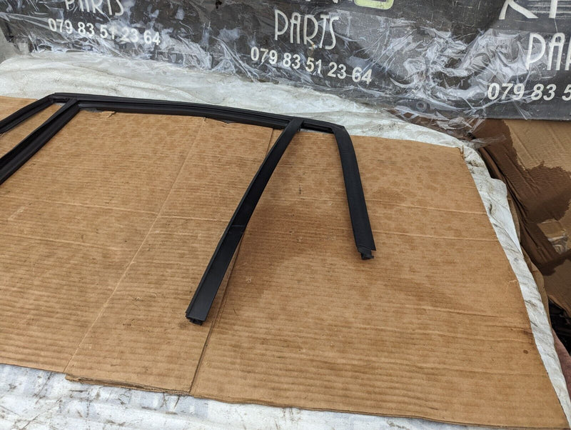 BMW X1 E84 09-15 REAR DOOR LEFT N/S WINDOW GUIDE SEAL GASKET GENUINE 2990319
