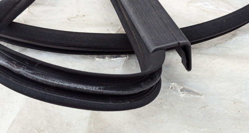 MERCEDES C-CLASS W204 07-11 REAR LEFT N/S DOOR RUBBER GASKET SEAL A2046970151