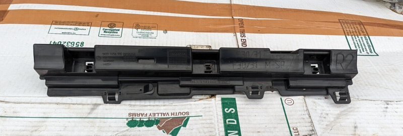 BMW 3 SERIES F30 2011-2019 RIGHT O/S SIDE SKIRTING MOUNT BRACKET 7256916 GENUINE