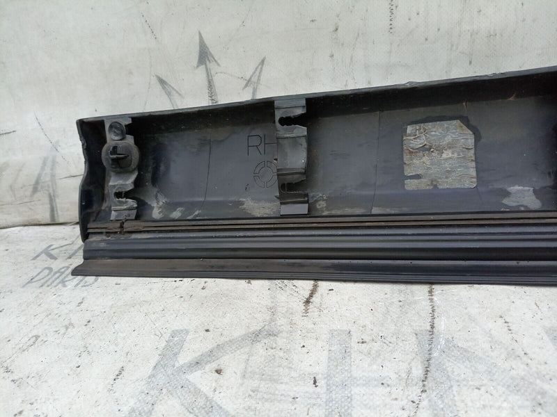 LAND ROVER DISCOVERY 4 LR4 RIGHT SIDE REAR DOOR TRIM MOULDING LOWER PANEL