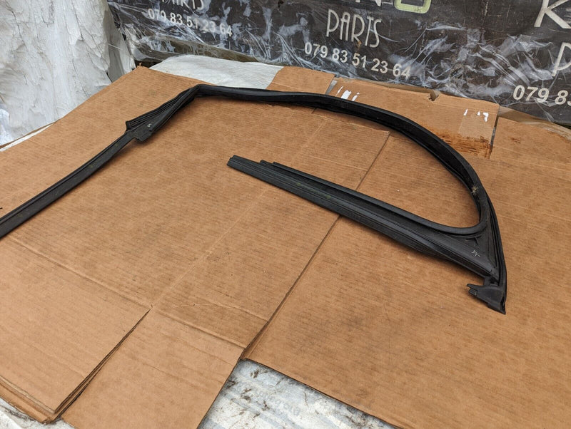 VW GOLF MK7 2012-2020 FRONT RIGHT O/S DOOR WINDOW GUIDE SEAL GASKET 5G4837432K