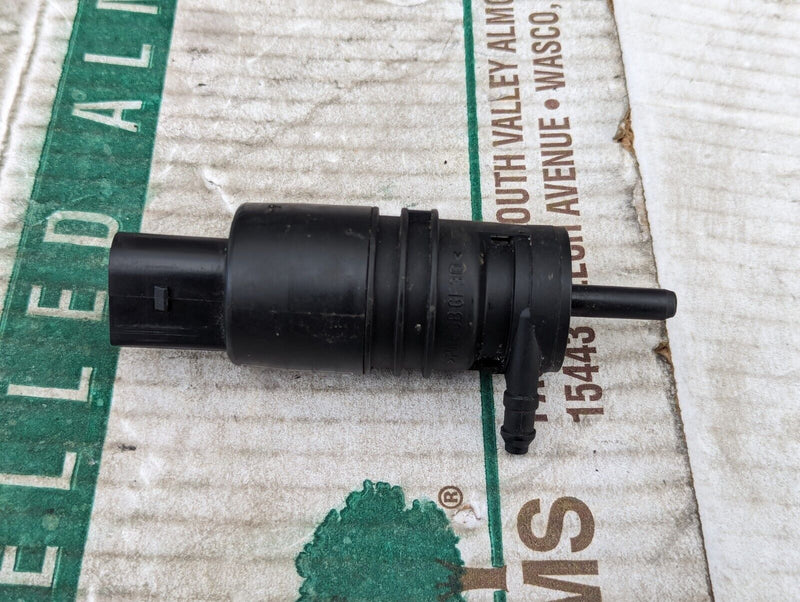 BMW 3 SERIES F30 11-19 WINDSCREEN WASHER PUMP 7302589 GENUINE