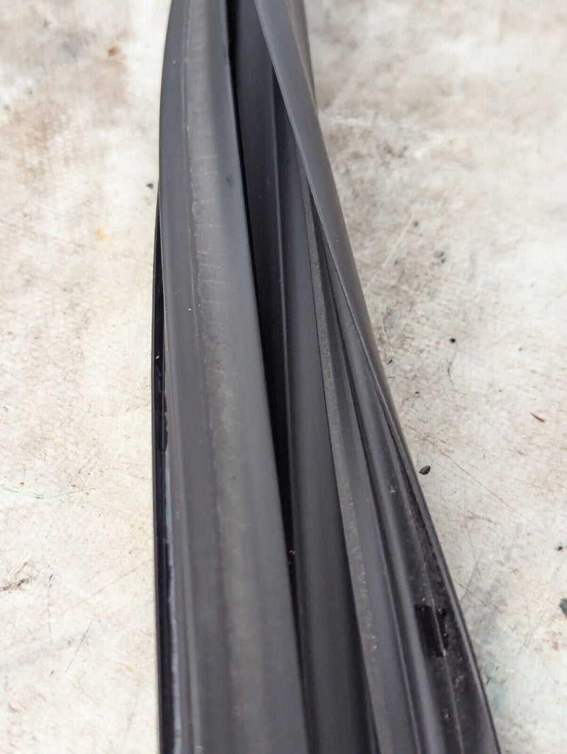 BMW 3 SERIES F30 11-19 FRONT LEFT N/S DOOR WINDOW GUIDE SEAL GASKET 7258325