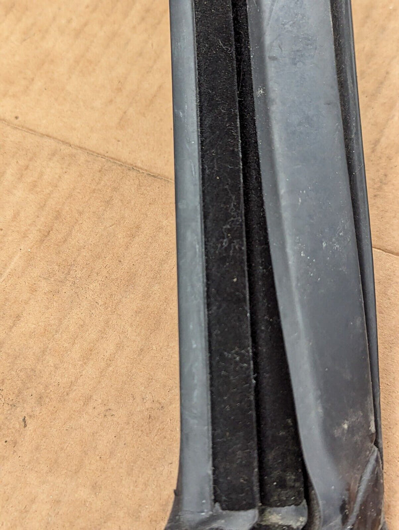 VW GOLF MK7 2012-2020 FRONT LEFT N/S DOOR WINDOW GUIDE SEAL GASKET 5G4837431K