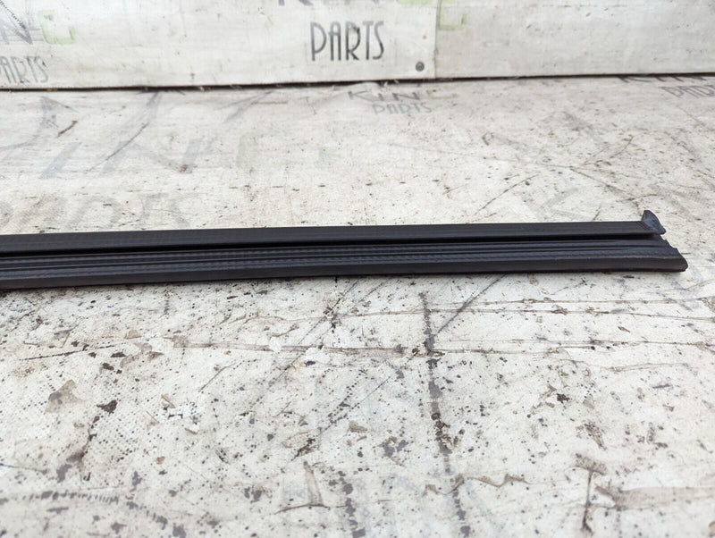 AUDI E-TRON 2018-ON RIGHT O/S DOOR WINDOW SLOT SEAL TRIM 4KE839475 GENUINE