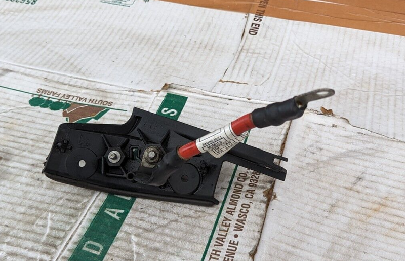 BMW 3 SERIES F30 11-19 BATTERY POSITIVE CABLE HOLDER PARTITION UNIT 7632000