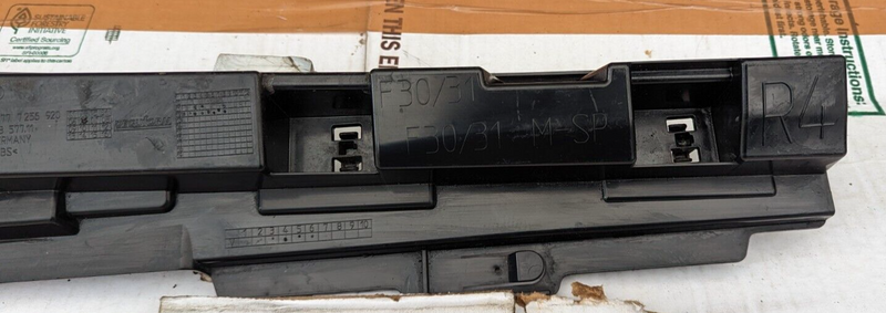 BMW 3 SERIES F30 2011-2019 RIGHT O/S SIDE SKIRTING MOUNT BRACKET 7256920 GENUINE