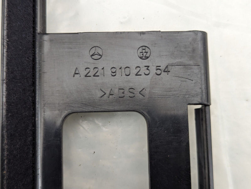 MERCEDES S-CLASS W221 06-13 FRONT RIGHT O/S DRIVER SEAT RAIL TRIM A2219102354
