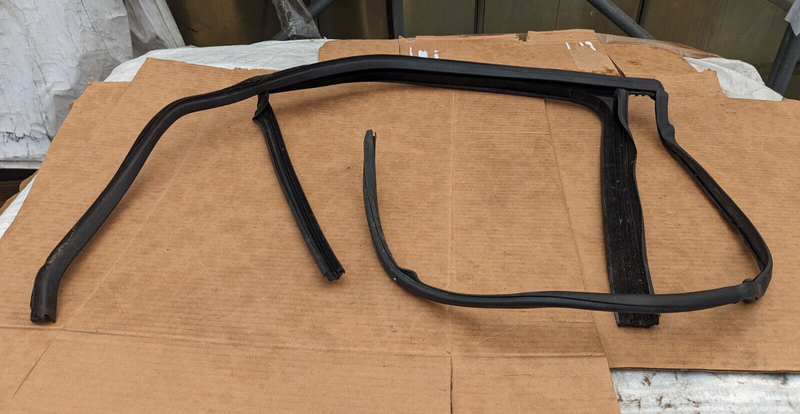 VW GOLF MK7 2012-2020 REAR RIGHT O/S DOOR WINDOW GUIDE SEAL GASKET 5G68394325AP