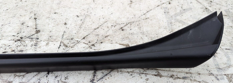 AUDI E-TRON 2018-ON FRONT RIGHT O/S WINDSHIELD WATER DEFLECTOR STRIP 4KE854328