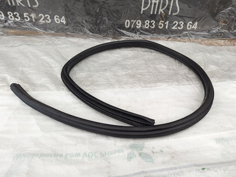 BMW X1 E84 09-15 FRONT DOOR RUBBER SEAL GENUINE 2990833
