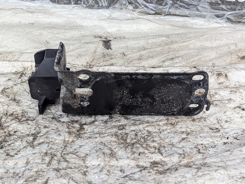 BMW X1 E84 09-15 LEFT N/S RADIATOR MOUNT BRACKET GENUINE 51647117811