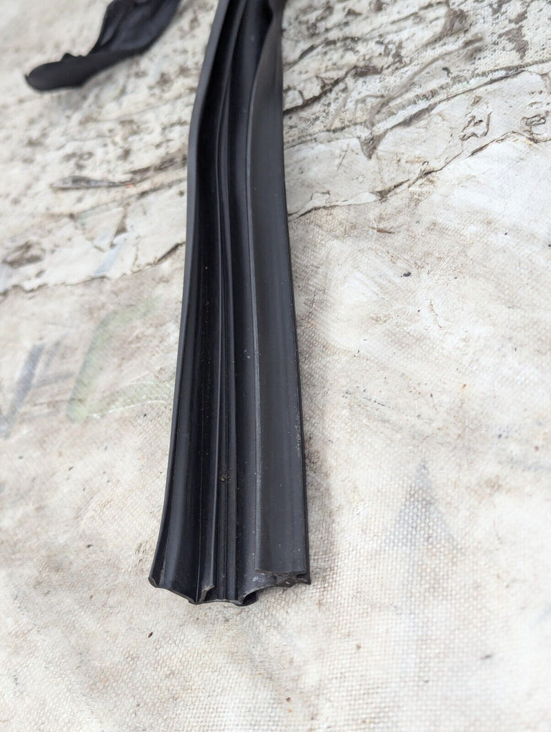 BMW 3 SERIES F30 11-19 FRONT LEFT N/S DOOR WINDOW GUIDE SEAL GASKET 7258325