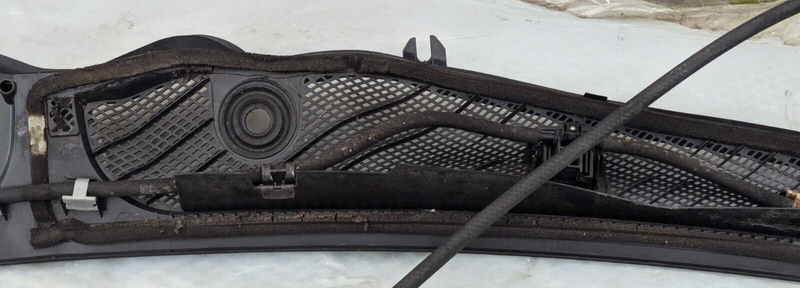 MERCEDES-BENZ C-CLASS W204 07-11 WINDSCREEN WIPER SCUTTLE PANEL TRIM A2048301813