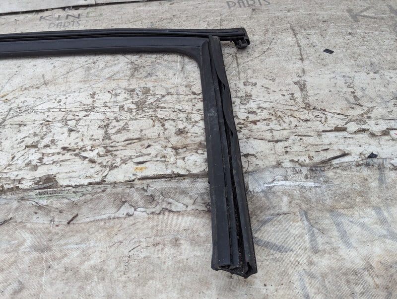 SKODA KAROQ NU7 17-21 REAR RIGHT O/S DOOR WINDOW GUIDE SEAL 575839431Q GENUINE