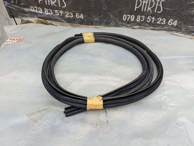 RANGE ROVER EVOQUE L538 2011-2015 REAR RIGHT O/S DOOR RUBBER SEAL GENUINE