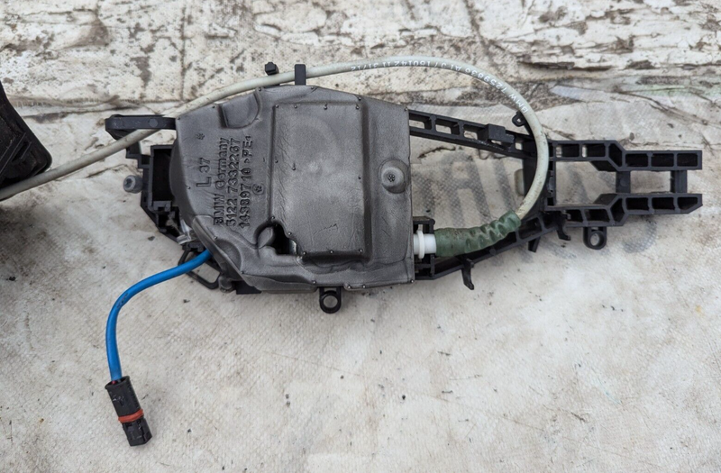 BMW 3 SERIES F30 11-19 REAR LEFT N/S/R DOOR HANDLE CARRIER W/DOOR LOCK MECHANISM