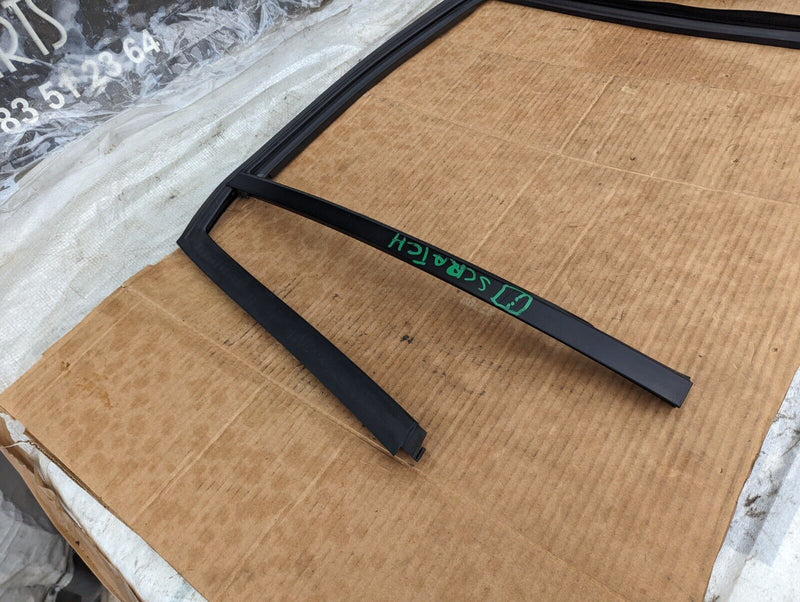 BMW X1 E84 09-15 REAR RIGHT O/S DOOR WINDOW GUIDE SEAL GASKET 2990320