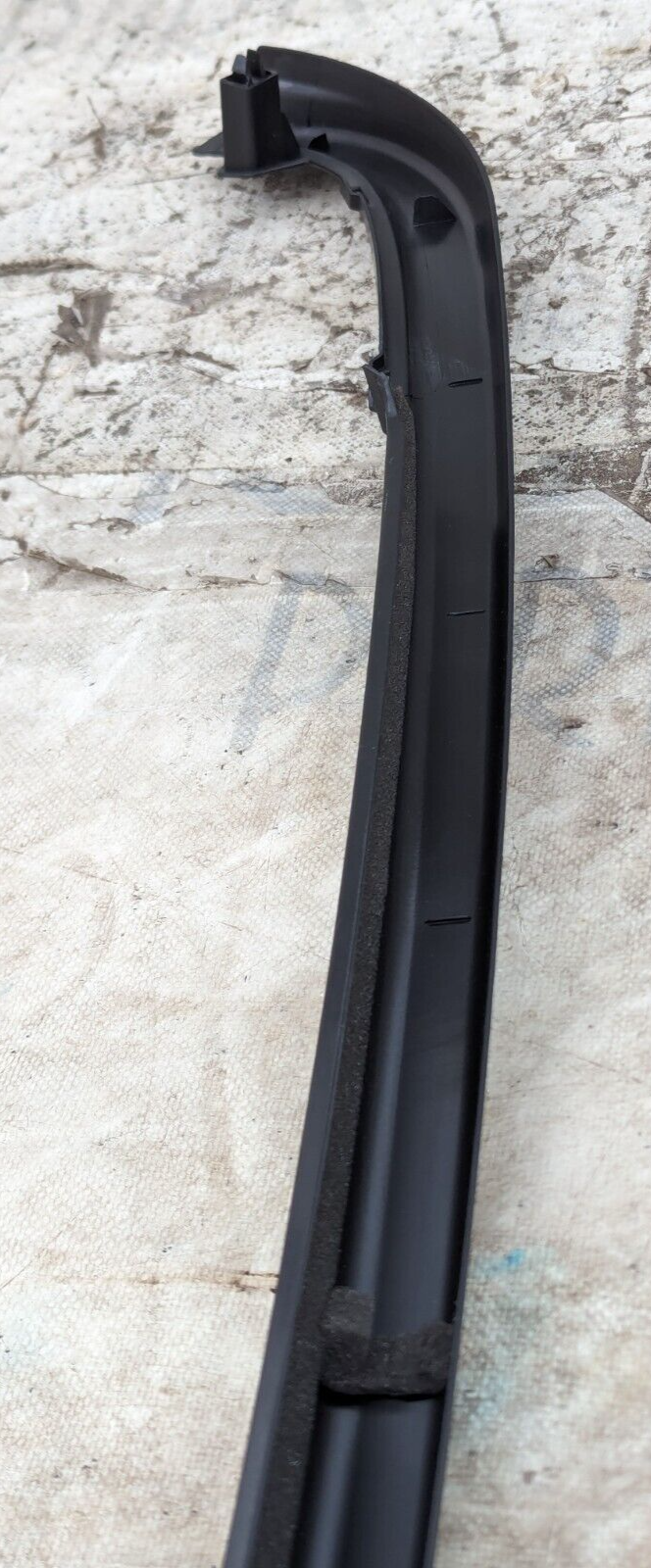 MERCEDES S-CLASS W221 06-13 FRONT LEFT N/S DOOR WINDOW OUTER FRAME A2217250171