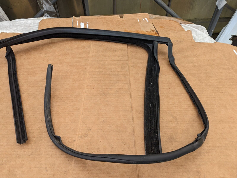 VW GOLF MK7 2012-2020 REAR RIGHT O/S DOOR WINDOW GUIDE SEAL GASKET 5G68394325AP