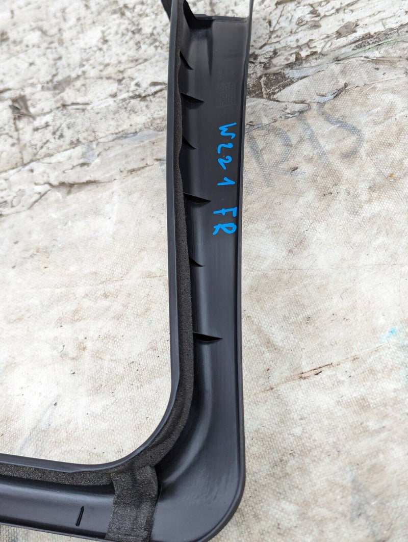 MERCEDES S-CLASS W221 06-13 FRONT RIGHT O/S DOOR WINDOW OUTER FRAME A2217250271