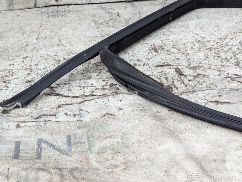 SKODA KAROQ NU7 17-21 REAR LEFT N/S DOOR WINDOW GUIDE SEAL 5J0837431 GENUINE