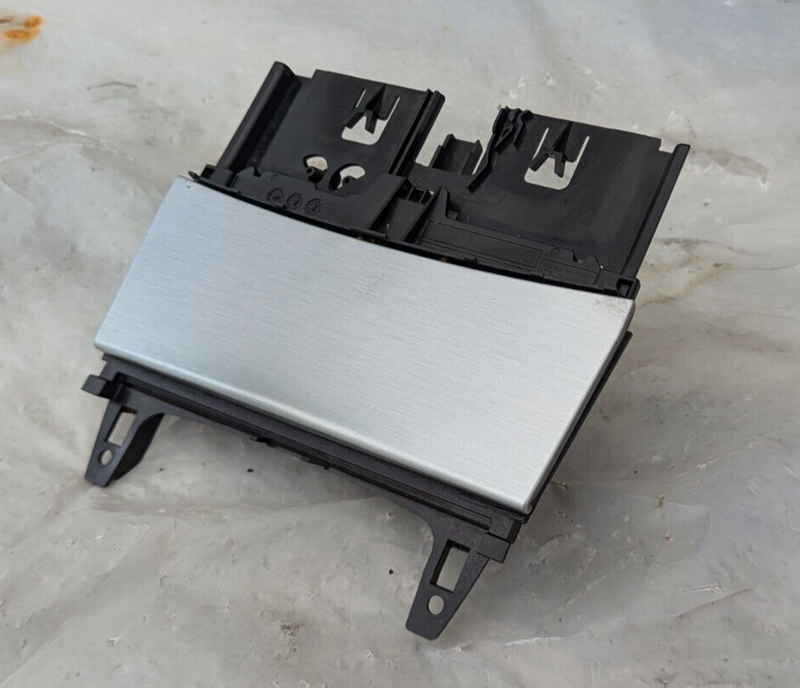 MERCEDES-BENZ C-CLASS W204 07-11 CENTER CONSOLE ASHTRAY W/SOCKET 12V A2046801350