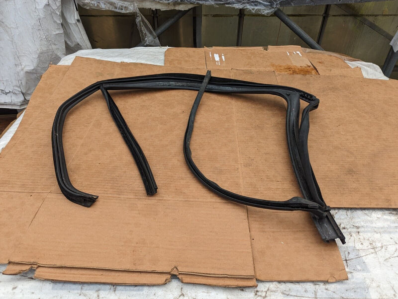 VW GOLF MK7 2012-2020 REAR DOOR LEFT N/S WINDOW GUIDE SEAL GASKET 5G68394315AP