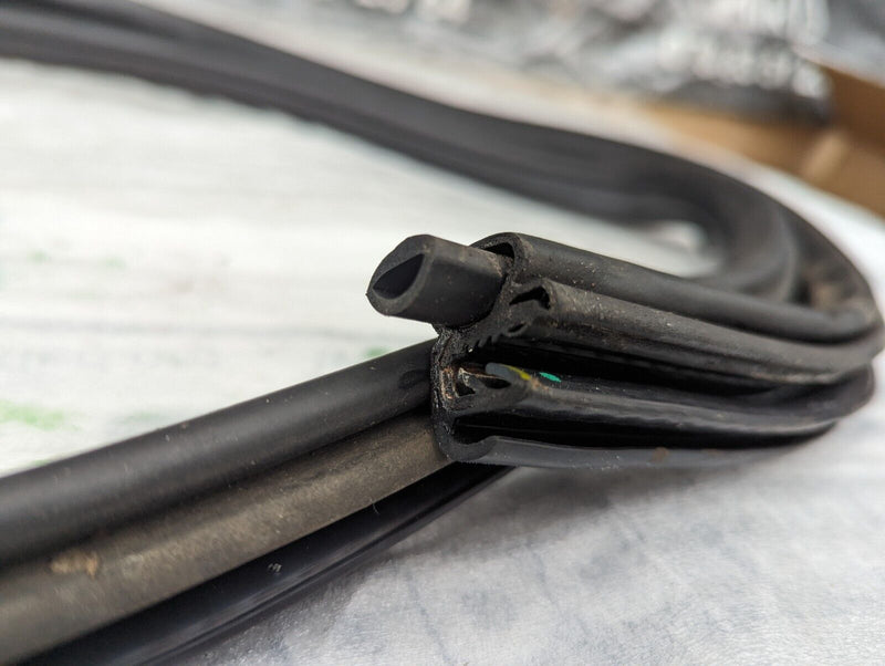 BMW X1 E84 09-15 FRONT DOOR RUBBER SEAL GENUINE 2990833